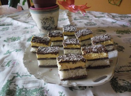 Csábító kókuszos-krémes szeletek! Puha tészta, finom kókuszos krémmel!