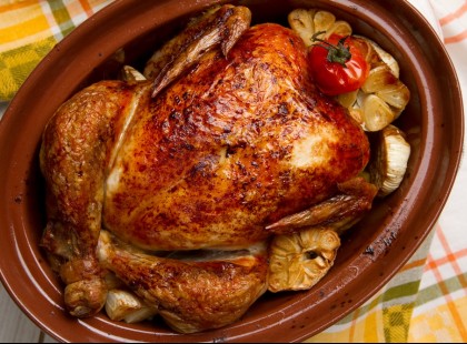 Fokhagymás sült csirke sajtos zöldségekkel körítve!