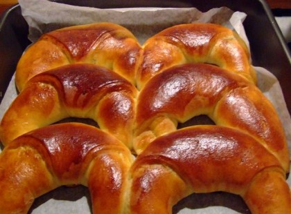 Foszlós baracklekváros kiflik, ilyen jót csak a nagyi tudott sütni!