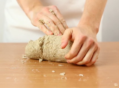 Fűszeres gyúrt linzertészta, számtalan finom sütemény készülhet belőle!