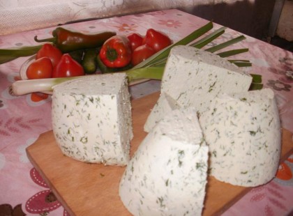 Házi sajt kétféleképpen, finom, egészséges és nem is kerül sokba!