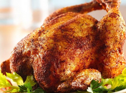 Így készül a sóágyon sütött ropogós grillcsirke!