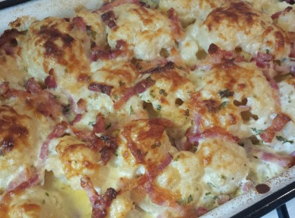 Karfiol sonkás tejfölben sütve, jól variálható káprázatos étel!