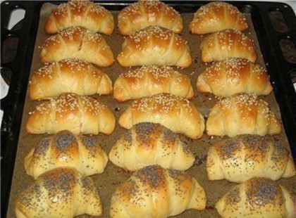 Lekvárral töltött kifli, mákkal és szezámmaggal megszórva! Ez aztán az ínyencség!