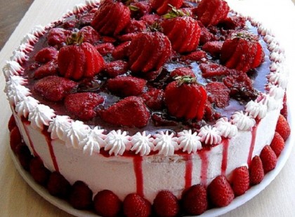 Málnakrémtorta, könnyed tejszínhabos krémmel! Fenséges finomság!