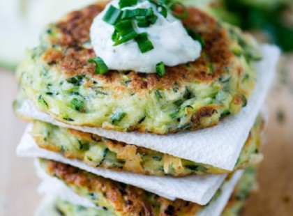 Mámorító cukkinifasírt, fenséges uborkás mártogatóssal!