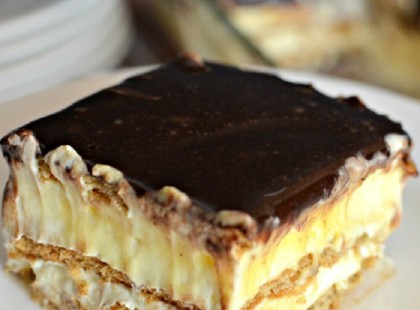 Nyári madártej szelet, krémes finomság, amit sütni sem kell!