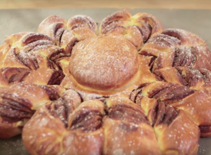 Omlós csokoládés briós virág – bonyolultnak tűnik, de roppant egyszerű!