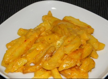 Paprikás sült burgonya, tejföllel ízesítve, ami még sosem okozott csalódást!