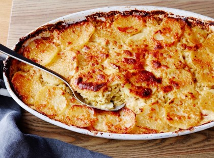 Parasztos rakott krumpli, kiadós finomság a sütőből!