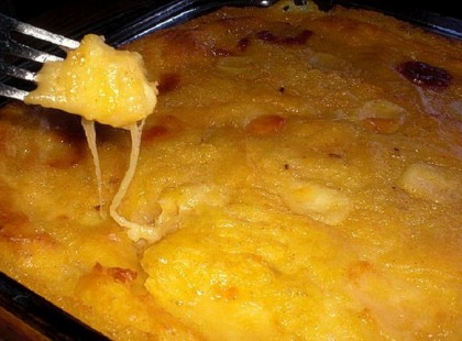 Rakott burgonyapüré, virslivel és jó sok sajttal!