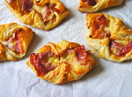 Sonkás sajtos párna leveles tésztából, fenséges finomság 10 perc alatt!