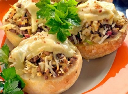 Sült hússal töltött zellert megszórunk reszelt sajttal és a sütőben jól átsütjük!