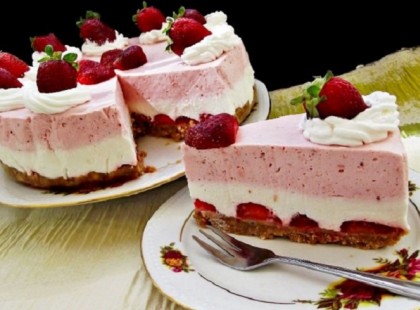 Sütés nélküli krémes epertorta, káprázatos finomság!