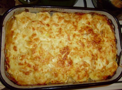 Tepsis burgonya sajtos öntettel, tejfölös-reszelt sajttal a tetején!