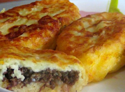 Töltött burgonyapogácsa olajban kisütve, egy finom forró étel, amit villámgyorsan elkészíthetsz!