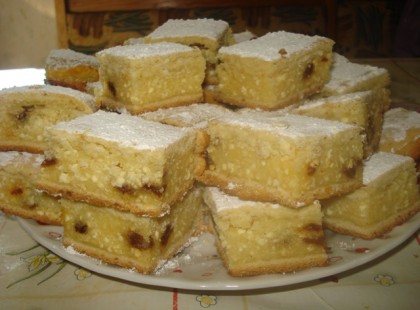 Túrós sütemény Kuzén módra, liszt nélkül, jó sok mazsolával!