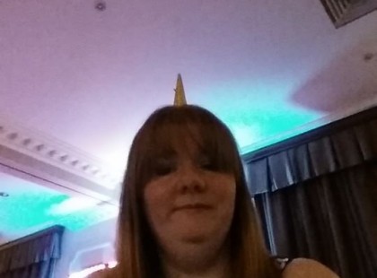 Ez a nő olyan büdös, hogy csak éjjel engedik dolgozni