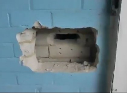 A férfi egy elhagyott kórházat látogat meg amikor furcsa hangokat hall -valami váratlant talál a falak között