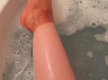 Az anya leveszi a zokniját egy hosszú munkanap után – látja hogy lánya hazudik mikor meglátja lábát