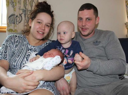 A terhes édesanya a haldokló kisbabáját a hospiceba viszi – aztán hirtelen szülési fájdalmai lesznek