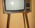 A tévé amit pikk pakk megjavítottunk: levettük a hátlapot, a kiégett lámpát kicseréltük és máris mehetett a buli tovább.