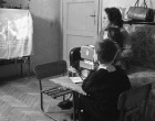 Egy hibátlan este igaz? Az az égett szag most is az orromban van, de inkább nevezném illatnak. Egy varázslatos este együtt a családdal. Öröm volt, igazából csak egy diavetítő, egy lepedő, némi diafilm kínálat és annál nagyobb olvasási lelkesedés kellett hozzá.