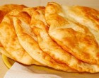 Gyúrom, nyújtom, sütöm és besöpröm a dicséreteket! Így készül a világ legfinomabb lepénye!