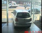 Megvette a vadonatúj autót a szőke nő, majd amikor kihajtott vele a szalonból, mindenki szakadt a röhögéstől!