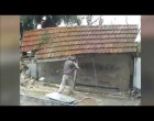 Ekkora idiótát még nem láttunk, röhögőgörcsben fogsz kitörni, ha meglátod mit művelt! :D