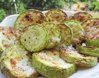 Mire kettőt pislogsz, el is készül a sült cukkini, aromás szósszal!