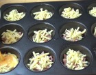 Sonkát és sajtot tesz a muffinformába, majd tojást önt rá. Ki kell próbálnod!