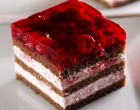 Varázslatos tejszínkrémes, málnazselés finomság! Mintha egy profi készítette volna!