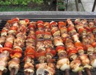 Zsiványpecsenye nyárson, fenséges étel, a kertben sütögetve!