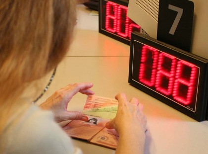 Felhívás! Ha nem új e-személyije van, akkor ezt a kártyát haladéktalanul igényelje! Millióknak kell minél előbb kiváltani! Ne halogassa sokáig, mert az utolsó hetekben óriási tömegek lesznek! Mindenképpen tájékozódj!