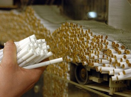 EGY VOLT DOHÁNYIPARI MUNKÁS KITÁLAL! EBBŐL KÉSZÜL VALÓJÁBAN A CIGARETTA: