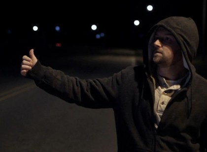 A stoppos gyanútlanul szállt be a kocsiba! Pár perc múlva rémülten rohant a legközelebbi benzinkúthoz!