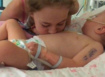 A kislány haspuszit ad haldokló testvérének a kórházban – ezután igazi csoda történik