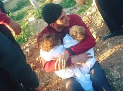 Az édesapa utoljára magához szorítja a 9 hónapos halott ikreket… teljesen értelmetlen volt a haláluk!