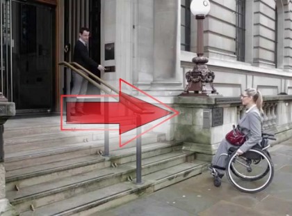 A tolókocsis nő nem tud felmenni a lépcsőn – nézd mi történik mikor a férfi megnyomja a gombot