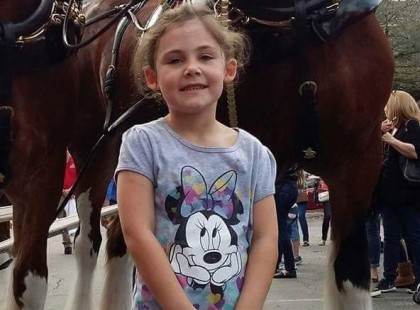 Az apa lefényképezi kislányát a ló előtt – mikor megnézi a képet óriásit nevet