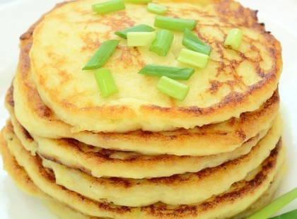 3 db. burgonya, 3 db. tojás, kevés tej és liszt - ez a receptje a 30 perc alatt elkészíthető palacsintának!