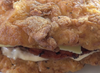A KFC forradalmi szendvicse: Két szelet rántott hús között minden finomság!