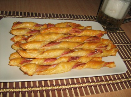 Baconös sajtos csavart rudacskák 5 hozzávalóból – a legfinomabb sós nasi!