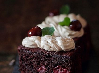 Bámulatos csokis meggyes kavart tészta, finom habbal!