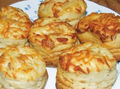 Bámulatos sajtos krumplis pogácsa – finom vidékies ízek!