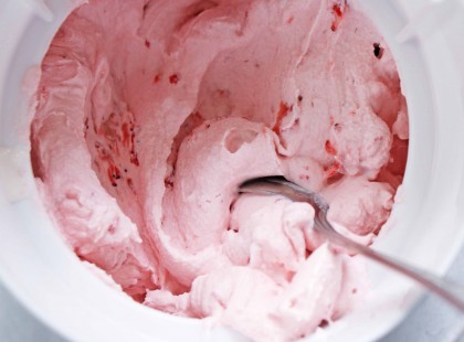 Barack és eperkrém – a dédike megmutatja, hogy lesz a gyümölcsből bámulatos desszert!