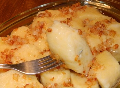 Burgonyagombóc pirított hagymával – pörkölttel tálalva verhetetlen!