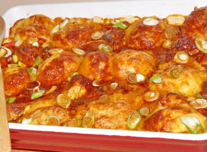 Csirkepörkölt burgonyagombóccal a sütőből – igazi pasi hódító recept!