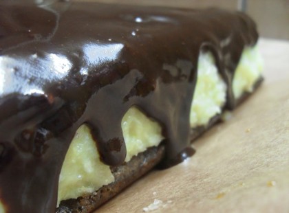 Csoda fincsi Bounty szelet tojás nélkül – aki a kókuszt és a csokis szereti, ezért odalesz!